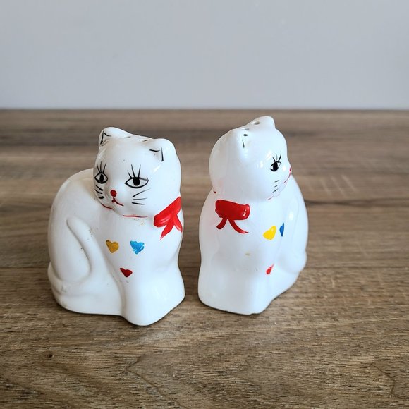 2 white cats with bows and hearts design salt & pepper shakers. - Picture 6 of 6